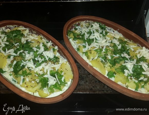 Достаем тарелки, посыпаем петрушкой и сыром и снова отправляем в духовку запекаться до румяной корочки.