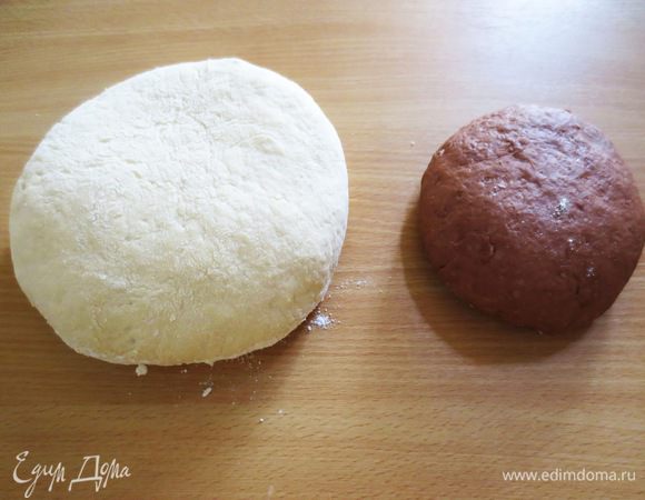 Для двух видов теста готовим опару (1 ст .л. сахара, дрожжи и 1 ст. л. муки растворяем в 100 мл и для второго вида теста соответственно в 70 мл теплой воды, оставляем на 15 минут).
Просеиваем муку в глубокую миску, добавляем размягченное сливочное масло, соль, сахар, молоко и опару. Замешиваем тесто. Тесто должно быть мягким, если необходимо добавить воды, сделайте это.

Второй вид теста готовим также с добавлением какао-порошка. 


Замесив два вида теста, накрываем его пленкой и оставляем в теплом месте на 1,5 часа.