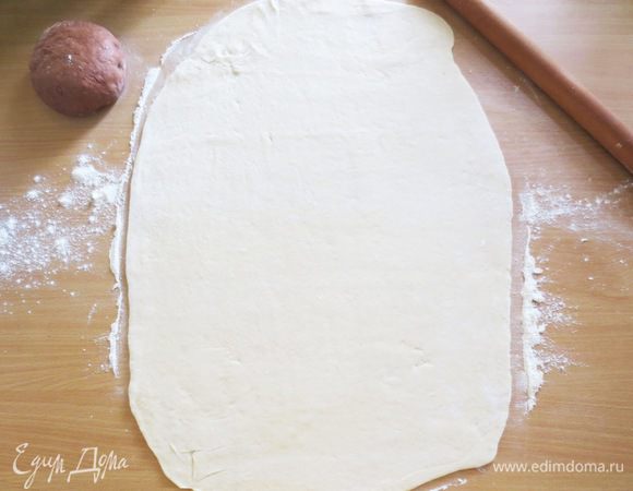 Из теста 1 (белого) раскатываем прямоугольную лепешку, толщиной 4 мм.