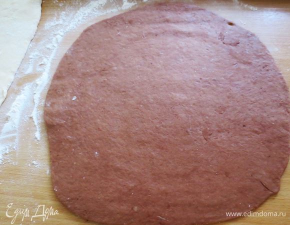 Из теста 2 (темного) также раскатываем прямоугольную лепешку, по размеру она должна получиться в два раза меньше белой
