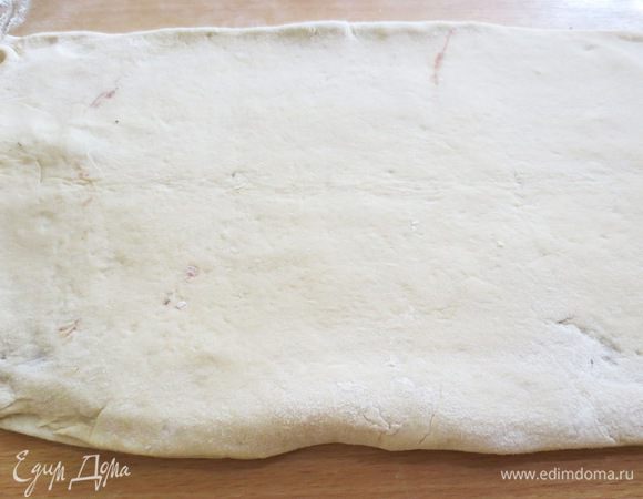 Накрываем свободной частью белой лепешки.