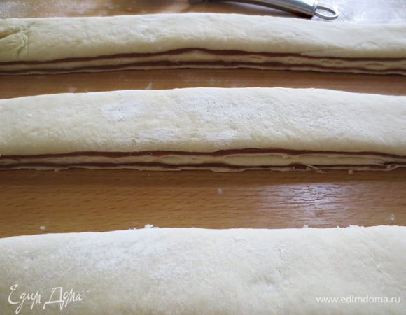 Разрезаем по всей длине на 3 полоски одинаковой ширины.