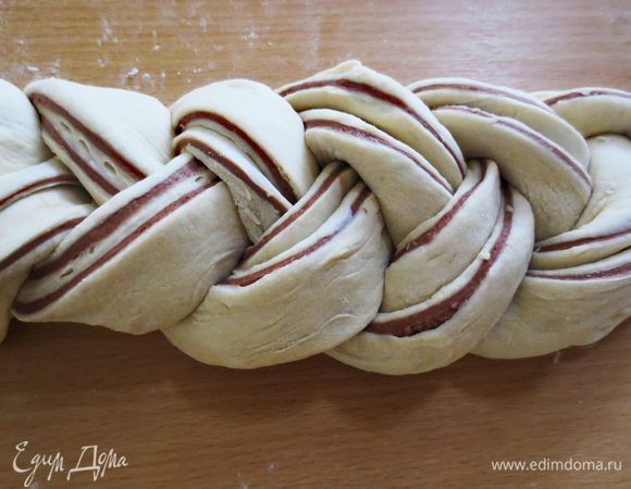 Из трех полосок плетем косу.