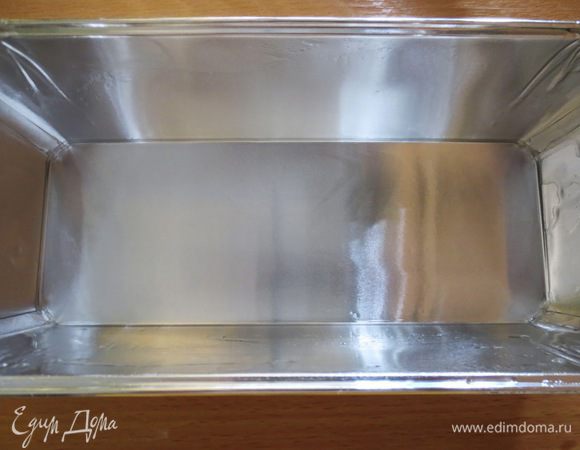 Форму смазываем маслом.