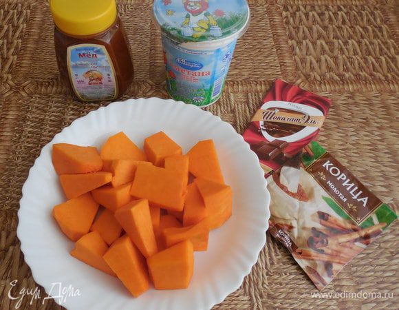 Тыкву очистить от кожуры и семян и нарезать на кусочки среднего размера.