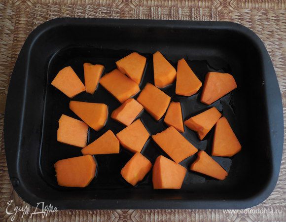 Нарезанную тыкву выложить в форму для запекания и налить немного воды. Накрыть форму фольгой и запекать при 180°С примерно 30 минут. Через 30 минут проверить готовность. Если тыква еще жесткая, оставить в духовке еще на 10 минут.