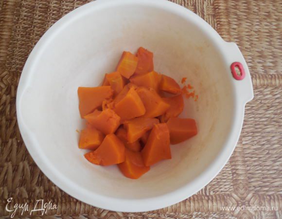 Готовую тыкву остудить и измельчить погружным блендером.