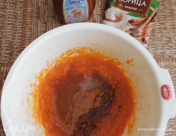 К измельченной тыкве добавить мед и корицу и еще раз взбить блендером.