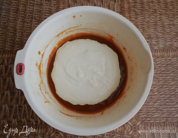 К тыкве добавить сметану и взбить миксером (или просто венчиком). На этом этапе можно попробовать смесь на сладость и пряности. Если покажется, что недостаточно сладко, добавьте еще меда и снова перемешайте венчиком.