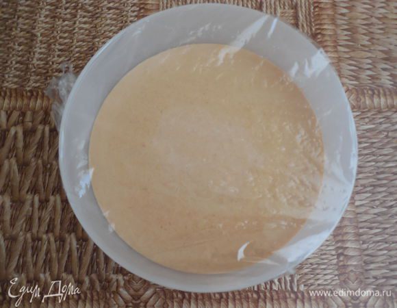 Получившуюся смесь вылить в емкость, в которой вы будете ее замораживать, и накрыть пищевой пленкой. Убрать смесь в морозильную камеру на 5-6 часов.