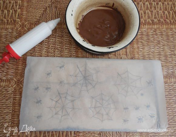 Шоколад растопить на водяной бане или в микроволновой печи и наполнить им кондитерский шприц.