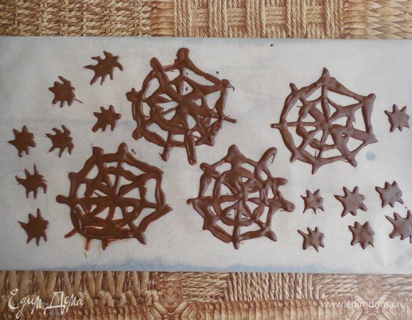 По контурам на бумаге растопленным шоколадом нарисовать фигуры. Доску убрать в морозильную камеру для застывания шоколада.