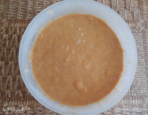 Готовое мороженое достать из холодильника и дать постоять при комнатной температуре 1 час.