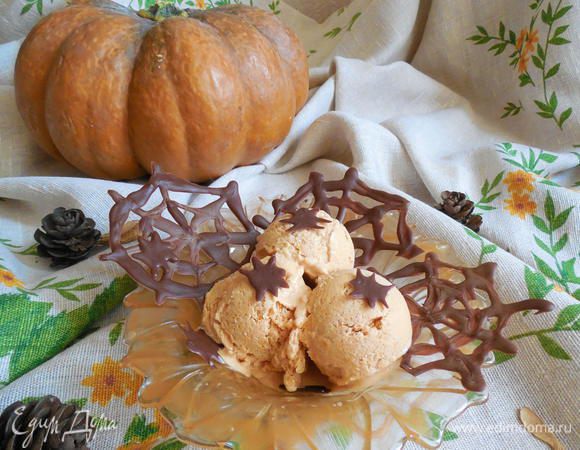 Подтаявшее мороженое выложить в креманку и украсить шоколадными фигурками. Можно также добавить любой сироп или топпинг на ваш вкус. Приятного аппетита!