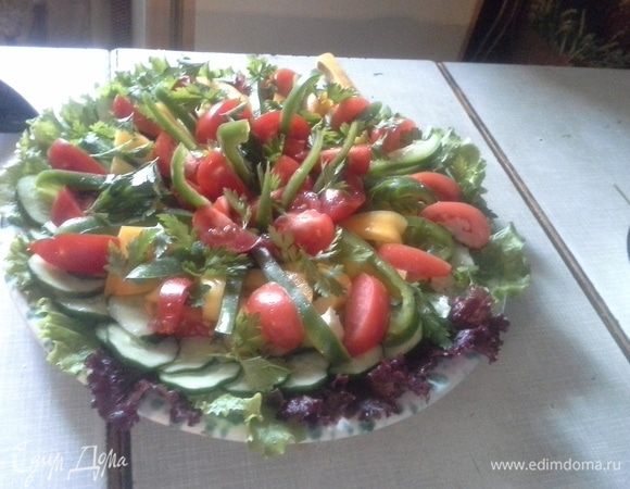 Салат выглядит красиво и эффектно. Салат очень вкусный и полезный. По форме он выглядит цветком. 