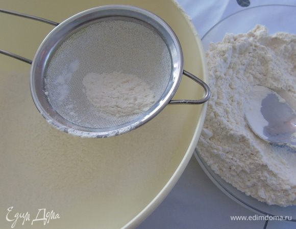 Просейте муку.