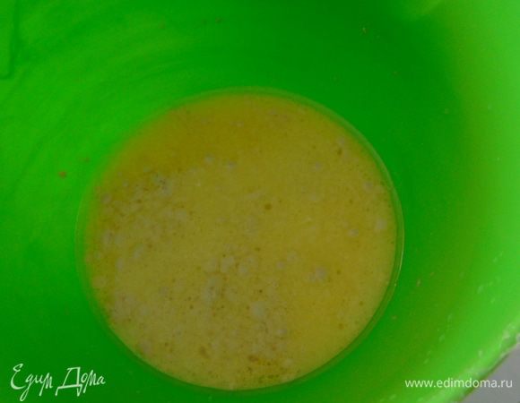 дрожжи разводим в теплой воде, добавляем туда соль и сахар, вливаем оливковое масло.