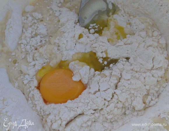 Добавляем жидкие ингредиенты в муку.