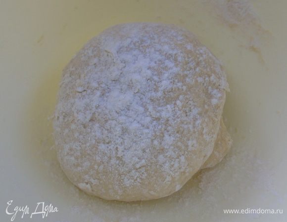 Замешиваем тесто и оставляем на 1 час накрыв полотенцем.