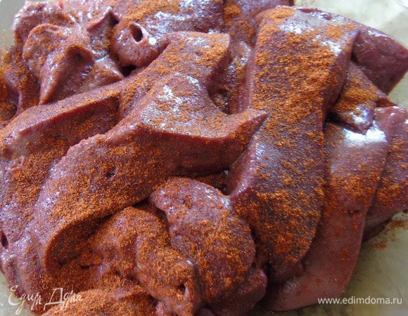 Пока тесто подходит займемся начинкой. Печень нарезаем ломтиками, присыпаем паприкой.