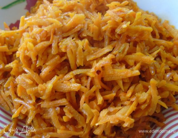 Морковь отвариваем и натираем на крупной терке или же натираем и обжариваем до мягкости.