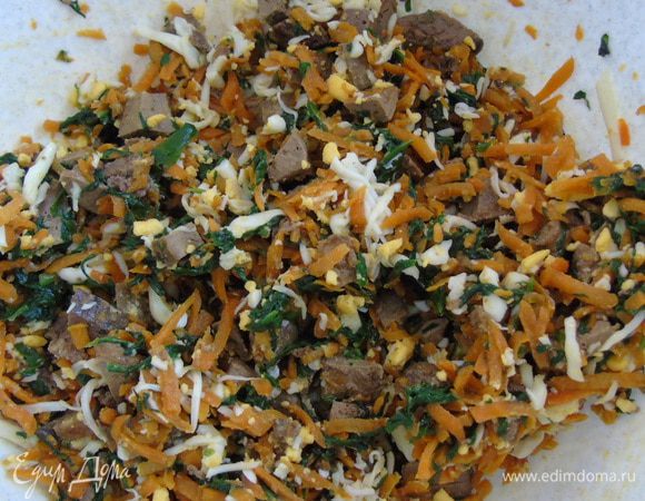 Яйца отвариваем, печень нарезаем кубиками, смешиваем с морковью, шпинатом и нарезанными яйцами. Солим, перчим.