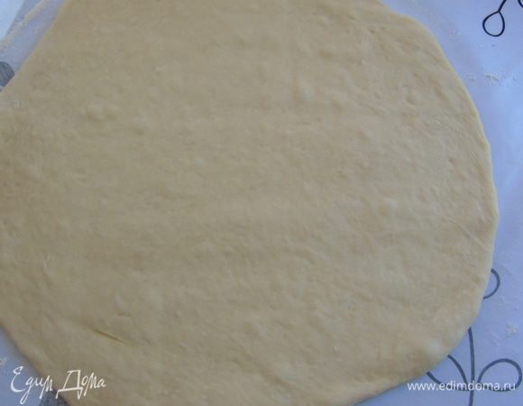 Тесто раскатываем в круг.