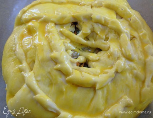 Смазываем яйцом и присыпаем кунжутом, украшаем при желании и включаем духовку на 190С . Пока духовка разогревается, накрываем пирог полотенцем и даем немного подойти.