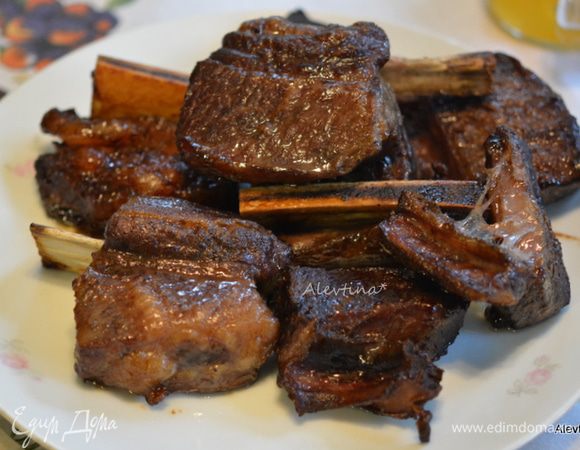 Подаем к столу готовые ребрышки. 