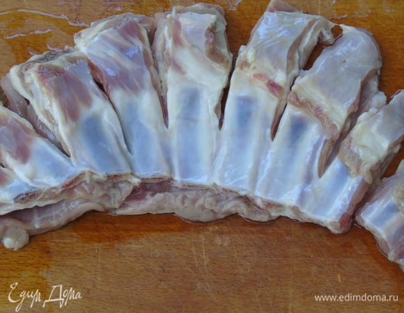 Ребрышки нарезаем кусочками, морковь нарезаем соломкой.