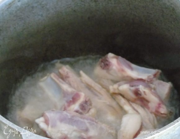 Очень хорошо разогреваем казан, если у вас курдючный жир, то вытапливаем его, а шкварки вынимаем, если же растительное масло, то вливаем его и, дав хорошо нагреться (до дымка), обжариваем на большом огне ребрышки.