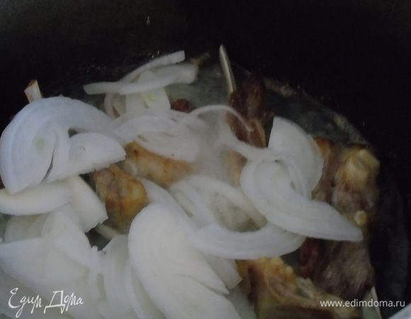 Не уменьшая огонь, добавляем нарезанный на полукольца лук, следим, чтобы лук не пригорел, а только стал золотистым и отдал свой аромат.