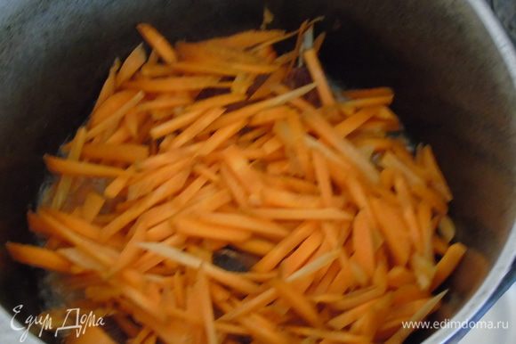 Добавляем морковь и аккуратно мешаем, чтобы морковь не поломать. Жарим не менее 15 минут, в конце убавив огонь до среднего. Добавляем приправу или же просто 1 ч. л. зиры.