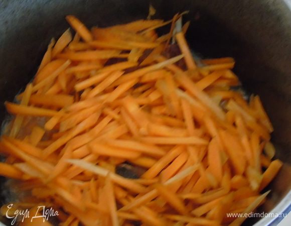 Добавляем морковь и аккуратно мешаем, чтобы морковь не поломать. Жарим не менее 15 минут, в конце убавив огонь до среднего. Добавляем приправу или же просто 1 ч. л. зиры.