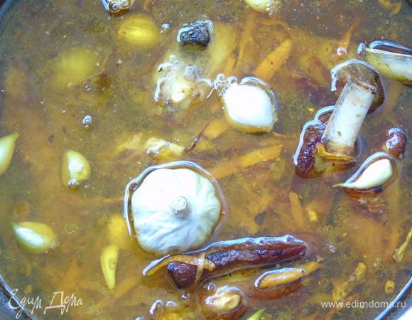 Рис (у меня смесь пропаренного с диким) хорошо промыть до прозрачности воды и залить теплой водой, пусть пока постоит, а в казан вливаем воды так, чтобы покрыло все на 1,5-2 см, добавляем чеснок (1 головку целую, остальной целыми зубчиками), перец чили, солим и, не накрывая крышкой, тушим минут 40, убавив огонь до чуть больше минимума. Вода выкипит и останется золотистый, чуть коричневатый бульон.