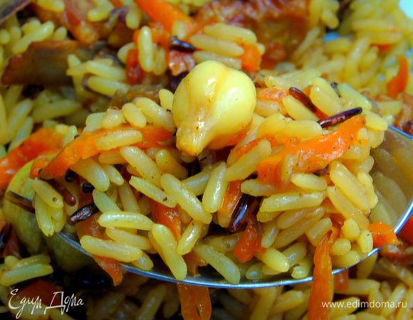 Когда вода выкипит окончательно, в казане останется только рис и мясо. Выключаем огонь, накрываем казан крышкой и полотенцем. Даем постоять 20 минут и тут же подаем. Приятного аппетита!