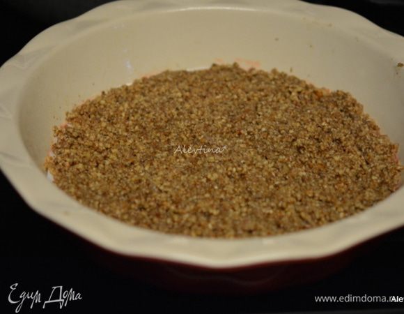 Смешать с растопленным маслом, сахаром и корицей. Выложить в приготовленную смазанную форму размером 20-22 см. Распределить аккуратно по дну. Поставить в горячую духовку на 5-8 минут. Дать остыть.