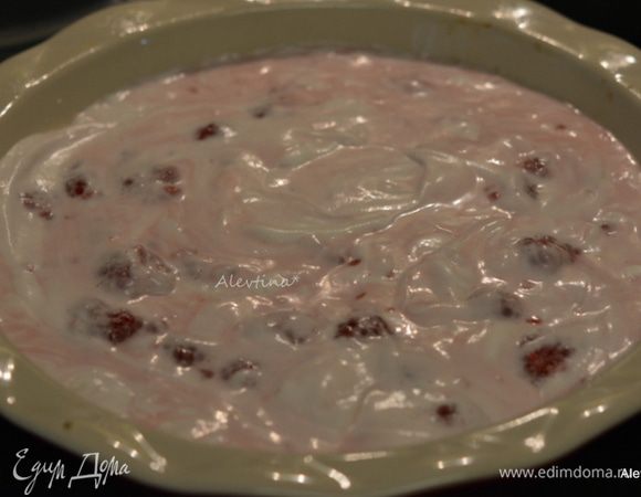 Выложить эту массу поверх ореховой корочки. Распределить спатулой. Поставить в холодильник на ночь или 2-3 часа.