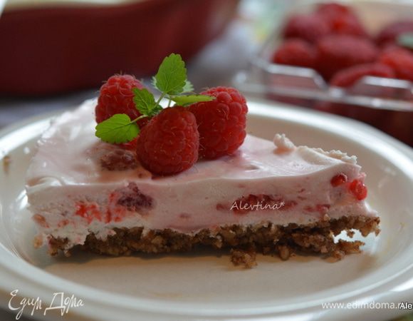 Разрезаем и подаем к столу. Нежно, вкусно и легко.