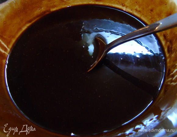 В масло добавьте поломанный шоколад и мешайте до полного растворения шоколада.