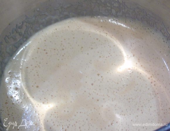 Яйца взбейте с сахаром в крепкую пену.