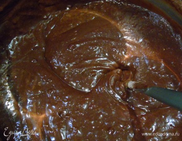 В яйца добавить ванильный экстракт, шоколадную массу, соль и муку, смешанную с какао. Перемешать. Добавить вишню, отжатую от сока. Еще раз перемешать.