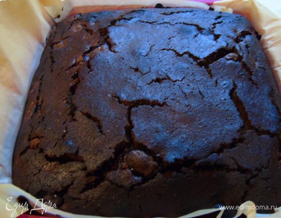 Выливаем тесто и отправляем в разогретую до 180°С духовку на 30-40 минут, ориентируйтесь по своей духовке. Достаем и оставляем в форме на 15 минут.