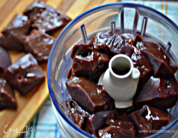 Печень промыть, обсушить с помощью бумажных полотенец. Измельчить  с помощью мясорубки или измельчителя. Добавить 1/3 ч. л. соды, перемешайте. 