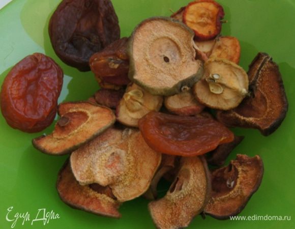 Сухофрукты и шиповник промыть. Я брала сушеные яблоки, груши и курагу. Имбирь порезать кубиками.