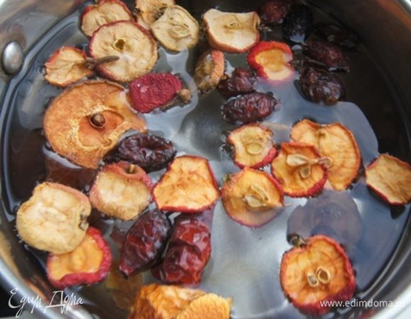 Поставить на огонь, добавить гвоздику и варить на медленном огне 15 минут.
Когда отвар будет готов, добавить в него мед и перемешать.Оставить настояться на 30 минут, лучше укутать кастрюльку теплым полотенцем.