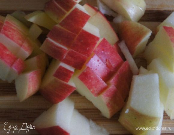 Яблоки порезать мелкими кубиками и выложить в сковородку. Готовить 3 минуты, помешивая. У меня были очень ароматные яблоки,поэтому я кожуру не снимала.