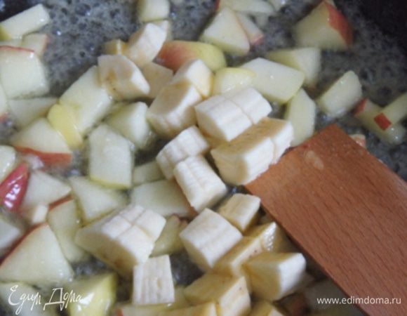 Добавить бананы, нарезанные крупными кубиками и присыпать щепоткой корицы, готовить еще минуту. На этом этапе я выключила плиту, бананы быстро плавятся.
Готовые макароны смешать со сладкой фруктовой заправкой.