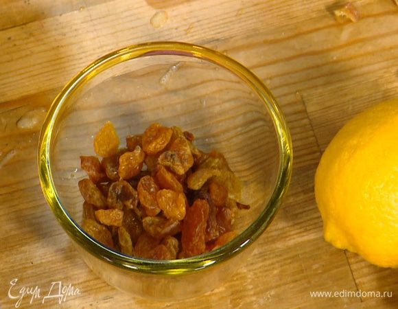 Изюм замочить в анисовой настойке, через некоторое время алкоголь слить, а изюм слегка отжать.