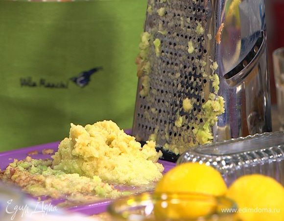 Яблоки вместе с кожурой натереть на мелкой терке.